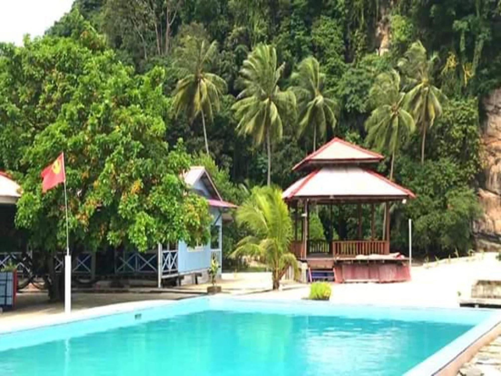 Capital O 91017 Tuba Beach Resort @ Pulau Tuba Kuah Esterno foto