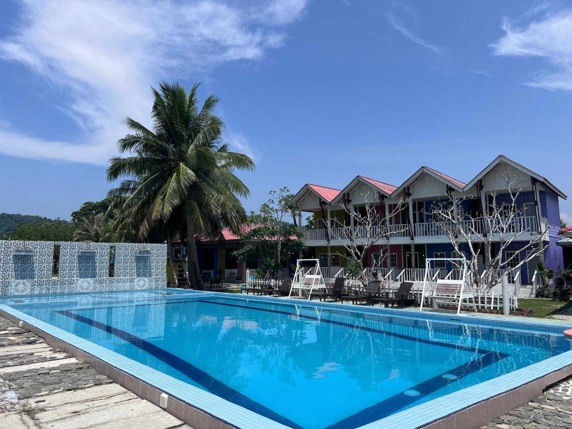 Capital O 91017 Tuba Beach Resort @ Pulau Tuba Kuah Esterno foto